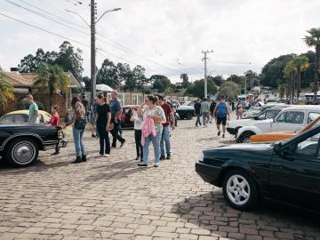 Encontro de Carros Antigos e Aviões, no dia 16, contou com a participação de 700 automóveis e 13 aeronaves e movimentou de cerca de 10 mil pessoas na XI Femaçã.