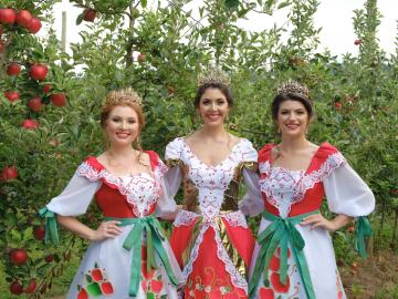 Trajes de passeio das soberanas da XI Femaçã destacam a cultura e a riqueza de Veranópolis