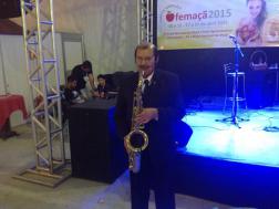 Adão Léo animando a feira