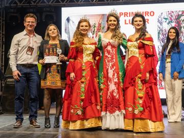 Doce Panda, primeiro lugar no Concurso de Decoração da XI Femaçã, acompanhada do presidente e soberanas da festa