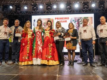 Diretoria e soberanas da XI Femaçã com os vencedores do concurso de Decoração