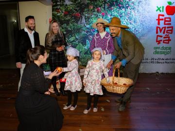 Maças foram distribuídas na saída dos convidados