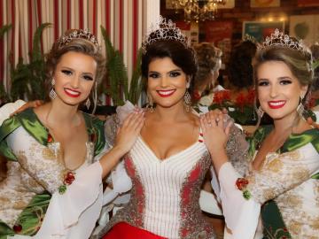 As soberanas da edição anterior da Femaçã, a Imperatriz Fernanda Fracasso e as princesas Bruna Zanotto e Francine Bortoli se despedem do título no dia 5 de novembro. Crédito: Ivane Costella Bissani